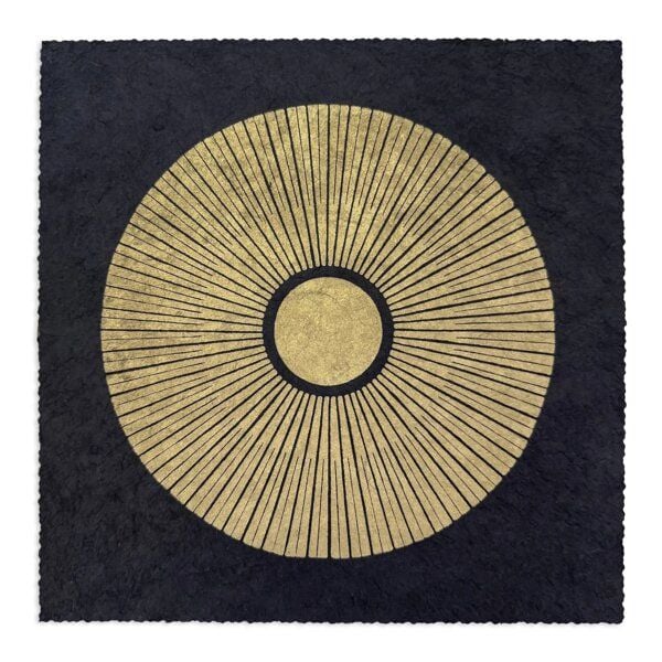 Veskor Cassiopeia CENTRAL SUN Sonnen Linoldruck | 22 × 22 cm | Lichtgold auf Schwarz Veskor Cassiopeia CENTRAL SUN Sonnen Linoldruck | 22 × 22 cm | Lichtgold auf Schwarz von Veskor Cassiopeia