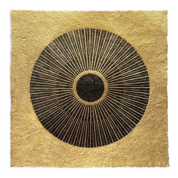 Veskor Cassiopeia CENTRAL SUN Sonnen Linoldruck | 22 × 22 cm | Schwarz auf Gold von Veskor Cassiopeia