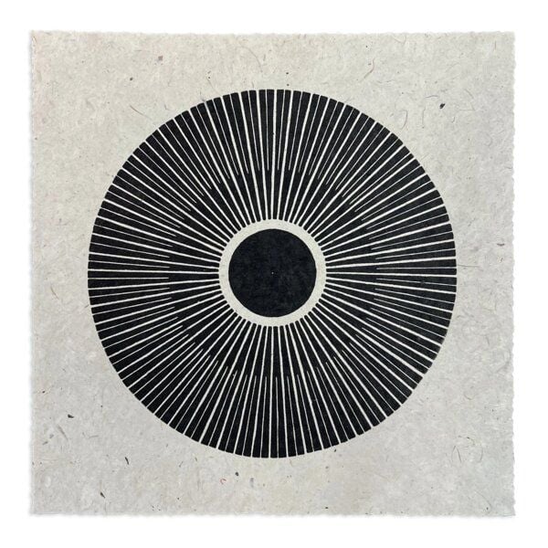 Veskor Cassiopeia CENTRAL SUN Sonnen Linoldruck | 22 × 22 cm | Schwarz auf Naturweiß Veskor Cassiopeia CENTRAL SUN Sonnen Linoldruck | 22 × 22 cm | Schwarz auf Naturweiß von Veskor Cassiopeia