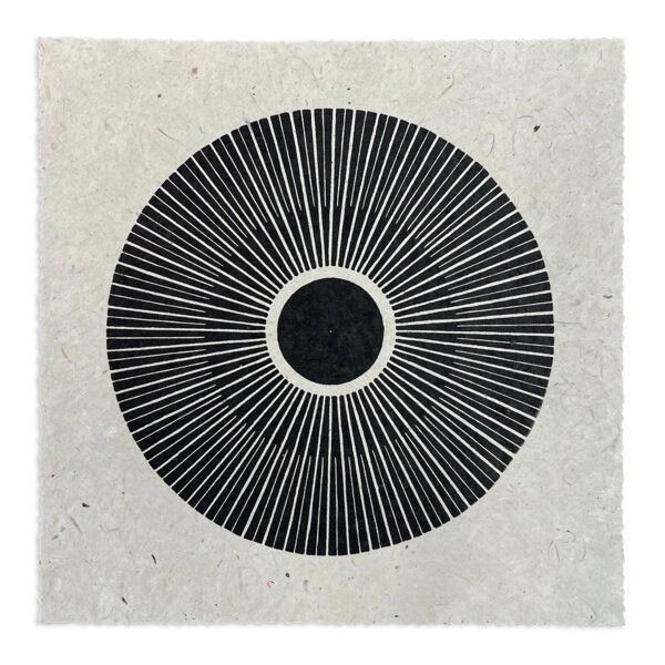 Veskor Cassiopeia CENTRAL SUN Sonnen Linoldruck | 22 × 22 cm | Schwarz auf Naturweiß von Veskor Cassiopeia