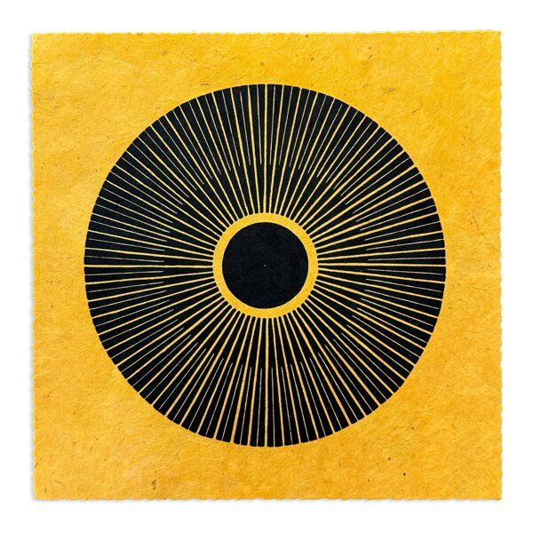 Veskor Cassiopeia CENTRAL SUN Sonnen Linoldruck | 22 × 22 cm | Schwarz auf Ringelblumengelb Veskor Cassiopeia CENTRAL SUN Sonnen Linoldruck | 22 × 22 cm | Schwarz auf Ringelblumengelb von Veskor Cassiopeia