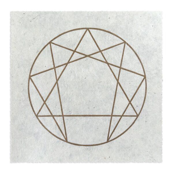 Veskor Cassiopeia ENNEAGRAMM Heilige Geometrie Linoldruck | 22 × 22 cm | Gold auf Naturweiß Veskor Cassiopeia ENNEAGRAMM Heilige Geometrie Linoldruck | 22 × 22 cm | Gold auf Naturweiß von Veskor Cassiopeia
