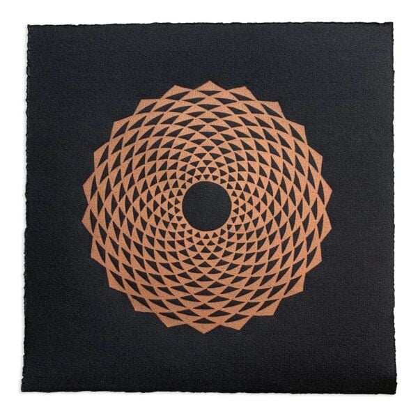 Veskor Cassiopeia ETERNA FLORO Heilige Geometrie Linoldruck | 21 × 21 cm | Kupfer auf Schwarz Veskor Cassiopeia ETERNA FLORO Heilige Geometrie Linoldruck | 21 × 21 cm | Kupfer auf Schwarz von Veskor Cassiopeia