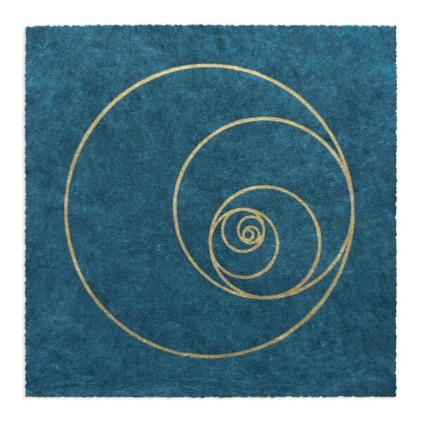 Veskor Cassiopeia FIBONACCI KREISE Heilige Geometrie Linoldruck | 22 × 22 cm | Gold auf Petrol-Blau von Veskor Cassiopeia