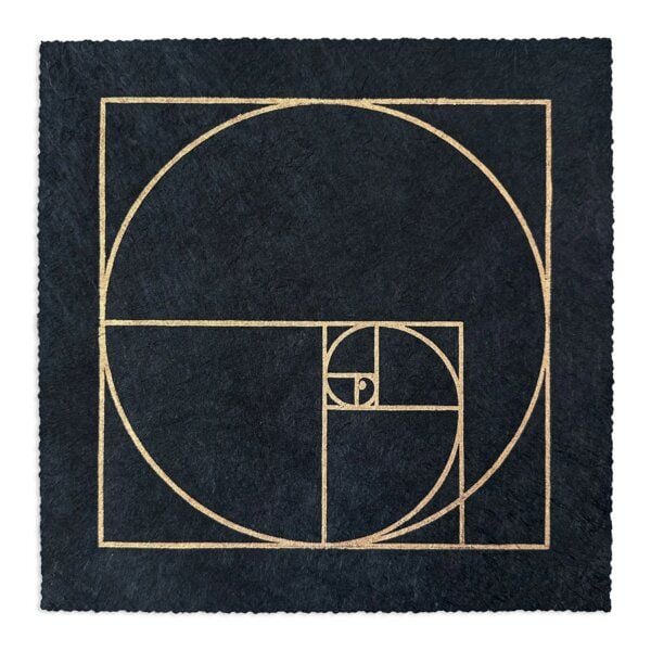 Veskor Cassiopeia FIBONACCI SEQUENZ Heilige Geometrie Linoldruck | 22 × 22 cm | Gold auf Schwarz von Veskor Cassiopeia