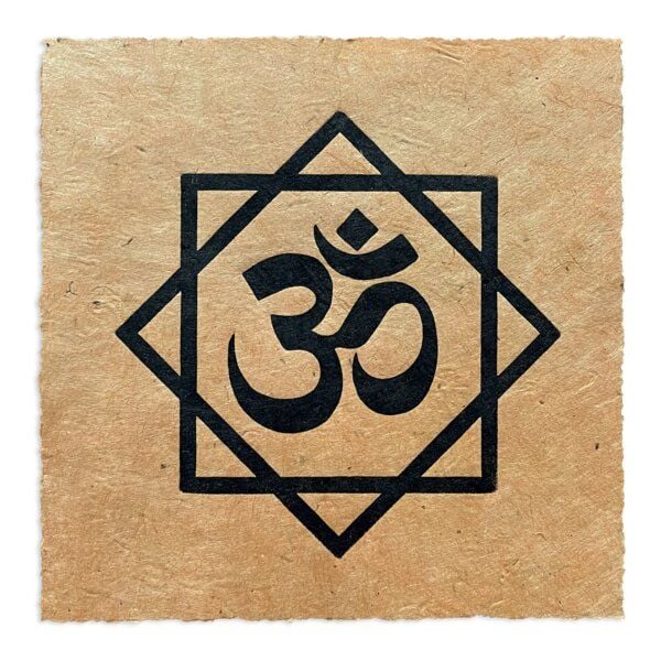 Veskor Cassiopeia OM (AUM) Symbol Linoldruck | 16 × 16 cm | Schwarz auf Mandarin von Veskor Cassiopeia