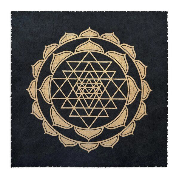 Veskor Cassiopeia SRI YANTRA Lotus Linoldruck | 22 × 22 cm | Gold auf Schwarz von Veskor Cassiopeia