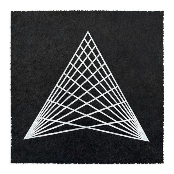 Veskor Cassiopeia TRIANGULAR GRID Linoldruck | 22 × 22 cm | Silber auf Schwarz Veskor Cassiopeia TRIANGULAR GRID Linoldruck | 22 × 22 cm | Silber auf Schwarz von Veskor Cassiopeia
