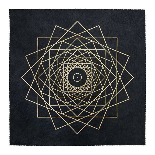 Veskor Cassiopeia WHIRLING SQUARES Heilige Geometrie Linoldruck | 40 x 40 cm | Gold auf Schwarz Veskor Cassiopeia WHIRLING SQUARES Heilige Geometrie Linoldruck | 40 x 40 cm | Gold auf Schwarz von Veskor Cassiopeia