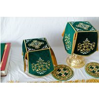 Set Aus Gestickten Grünen Bezügen Und Servietten Für Den Tag Der Heiligen Dreifaltigkeit von Vestmentsembroidery
