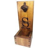 Drop Box-Flaschenöffner Mit Personalisierten Split-Monogramm Und Est.-Datum - Freistehend Oder Wandhalterung von VeteranCraftedUSA