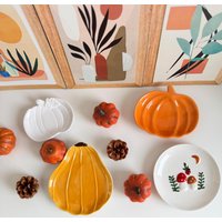 Herbstliche Deko-Schale Set - Keramik in Kürbis, Pilz & Gänseblümchen Designs | Schmuckschale, Schlüsselablage Wohnaccessoire Herbstliche Deko-Schale Set - Keramik in Kürbis, Pilz & Gänseblümchen Designs | Schmuckschale, Schlüsselablage Wohnaccessoire von ViKaNest