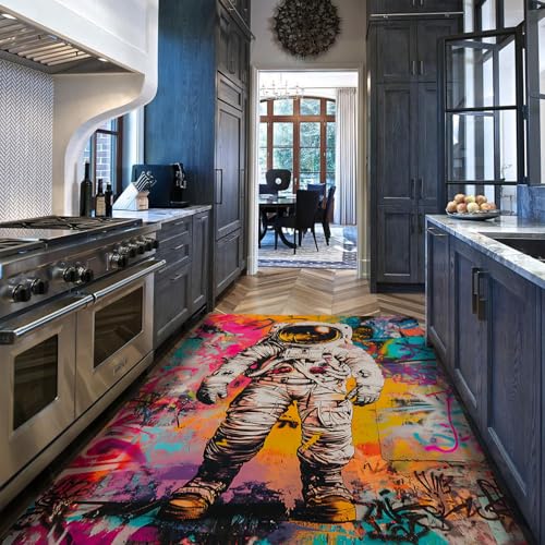 Via Vela Bunte Street Art Maschinenwaschbare Teppiche Graffiti Stil Astronaut Muster Weicher Rutschfester niedriger Flor dünner Teppich für Esszimmer 120x180cm Via Vela Bunte Street Art Maschinenwaschbare Teppiche Graffiti Stil Astronaut Muster Weicher Rutschfester niedriger Flor dünner Teppich für Esszimmer 120x180cm von Via Vela