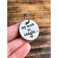 Handgestempelte Aluminium Haustiermarke Meine Mutter Ist Alleinstehend - Personalisiert Handgestempelte Aluminium Haustiermarke Meine Mutter Ist Alleinstehend - Personalisiert von ViaFrancesca