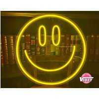 Emoji Neon Schild, Smilely Lichter, Hängende Wandkunst, Raumdekoration, Benutzerdefinierte Zeichen, Smiley, Personalisierbare Schild, Coole von VibeyLumina