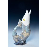 Fischkrug, Handgefertigter Porzellanfischkrug, Springender Fischkeramikkrug, Keramikfischkrug, Handgemachtes Fischgeschenk, Fischkunstkeramik von VickiFinkelCeramics