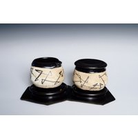 Handgemachtes Schwarz-Weiß-Keramik-Sahnekännchen-Set, Ton-Sahnekännchen-Set, Einweihungsgeschenk, Sternbild-Sahnekännchen-Set von VickiFinkelCeramics