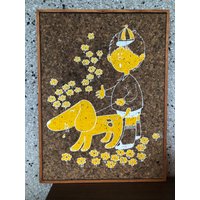 Vintage Korkbrett Mit Gelbem Jungen Hund Und Blumen von VickysVintageVenue