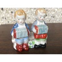 Vintage Porzellan Jungen Spielen Akkordeon Salz Und Pfeffer Streuer von VickysVintageVenue