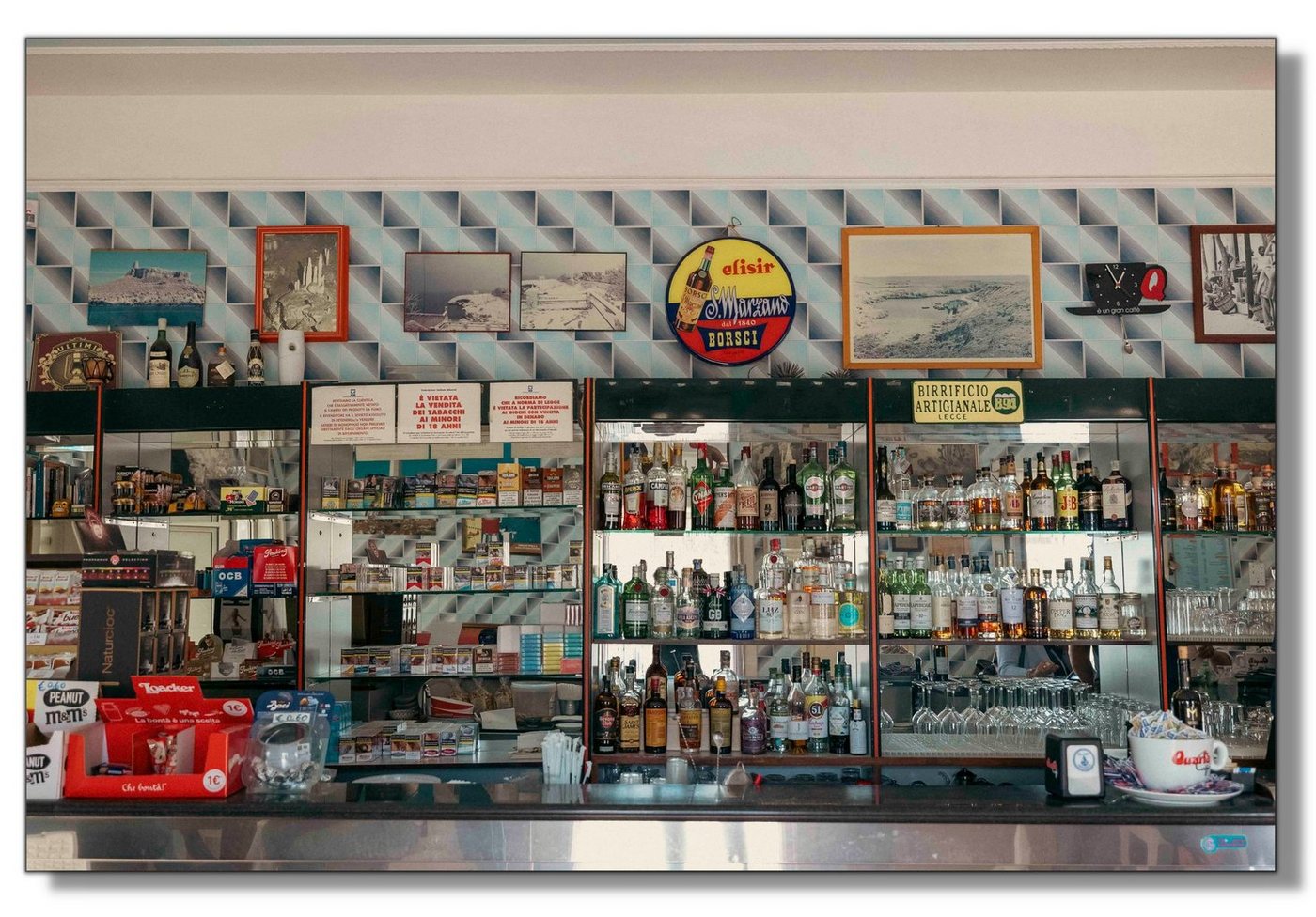 Victor (Zenith) Acrylglasbild Acrylglasbild \"Bar di Lecce\" - Größe: 30 x 45 cm, Restaurant & Cafes, in 30x45 cm, Acrylglasbild Bar, Bilder Wanddeko von Victor (Zenith)
