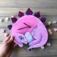 Dinosaurier Wanduhr, Rosa Dinosaurier, Dinosaurier Kinder Wanduhr, Kinderzimmer Holz Uhr, Kinderzimmer Dekoration, Stegosaurus Uhr, Geschenk Für Baby von VictoriasArtLab