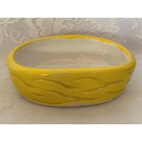 Vintage Keramik Handgemachte Gelbe Ovale Seifenschale - Nachlass Artikel von VictoriasAtticUS
