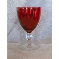 Sammlerstück Vintage Mid-Century Modern Ruby Red Cranberry Überfangglas Kelch - Kugel Stiel Nachlass Artikel von VictoriasAtticUS