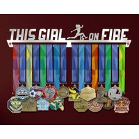 Dieses Mädchen Ist Auf Feuer Medaille Halter, Weibliche Halter - Motivierende Display Aufhänger Rack Für Läufer & Athlet von VictoryHangers