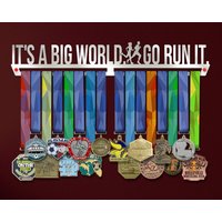 Es Ist Eine Große Welt. Go Run It Medaille Display Aufhänger, Marathon Runner Geschenke von VictoryHangers