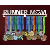 Läufer Mom Medaille Display Halter V1, Personalisierte Aufhänger Für Weibliche Marathonläufer von VictoryHangers