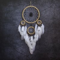 Beigefarbener Traumfänger Mit Federn Wandbehang Im Boho Style Beigefarbener Traumfänger Mit Federn Wandbehang Im Boho Style von VidaHandmadeUA