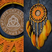 Halloween Geschenk Für Mädchen Witchy Wanddeko Triquetra Wandschild Orange Gelb Traumfänger Okkult Samhain Herbst Hexe von VidaHandmadeUA