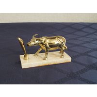 Vintage Büro Schreibtisch Accessoire, Messing Stier, Und Stifthalter Auf Dem Steinständer von Vikella70