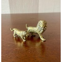 Vintage Kleine Massive Messing Paar Löwe Und Löwin Figuren von Vikella70