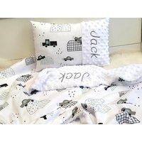 Kissen Und Babydecke-Set Zur Geburt Oder Taufe Namenskissen Personalisiert Weiß Autos Junge von ViktoriasTraum