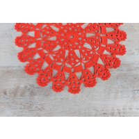 Rote Runde Häkeldecke, Valentinstag Tischdecke, Gehäkelte Rote Tischdekoration, Rustikale Vintage Doilies, Handgemachte Spitzenuntersetzer von VilRaVintage