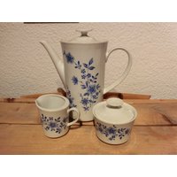 Vintage Kaffeekanne Mit Milch & Zucker Kaffeekern Winterling Marktleuthen Bavaria Milchkännchen Zuckerdose Kanne Geschenk Dekoration Teapot Vintage Kaffeekanne Mit Milch & Zucker Kaffeekern Winterling Marktleuthen Bavaria Milchkännchen Zuckerdose Kanne Geschenk Dekoration Teapot von VillaMiriFiori