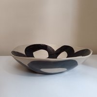 Beige Und Schwarze Steingut Ring Design Salatschüssel, Einzigartige Handgefertigte Servierschüssel, Geschenkidee Für Kunstliebhaber, Moderne von VillageTreeCeramics