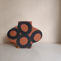 Einzigartige Geformte Terrakotta-Vase Verziert Mit Schwarzen Kreisen, Moderner Blumenhalter, Einzigartiges Handgemachtes Getrocknetes von VillageTreeCeramics