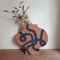 Handgemachte Terrakotta-Vase Modernes Schwarzes Gekritzel-Keramik-Mittelstück von VillageTreeCeramics