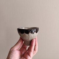 Handgemachte Steinzeug Espresso Tassen Grau & Schwarz Pinch Pot 2Er Set von VillageTreeCeramics