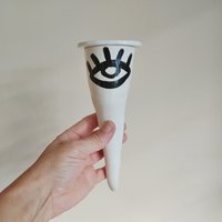 Evil Eye Handgemachte Keramik Olla in Kegelform, Moderne Weiße Pflanzen Waterer, Originales Geschenk Für Freak, Home Und Beschützer von VillageTreeCeramics