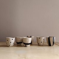 Set Mit 2 Handgefertigten Minitassen - Gesprenkelte Steingut-Pinch-Töpfe Schwarzen Designs, Stapelbares Espressotassen-Set, Mix Und von VillageTreeCeramics