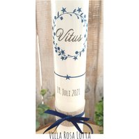 Kommunionkerze Kranz Stern Sterne "Vitus" Zweige Blätter Blau Dunkelblau Vintage Rustik Spruch 40/4 cm Jute + Kordeltaufkerze Kommunionkerze Kranz Stern Sterne "Vitus" Zweige Blätter Blau Dunkelblau Vintage Rustik Spruch 40/4 cm Jute + Kordeltaufkerze von Villarosalotta