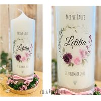 Taufkerze Personalisiert Mit Name & Datum Blumenkranz Letitia Watercolor Kranz Zweige Blätter Herz Grün Hellgrün Rosa Rustik Jute Blumen von Villarosalotta