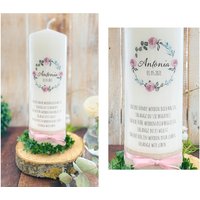 Taufkerze Rosen „Antonia" Pfingstrosen Kranz & Spruch Eukalyptus Blumen Unsere Hände Werden Dich Halten Kommunionkerze Konfirmationskerze Taufkerze Rosen „Antonia" Pfingstrosen Kranz & Spruch Eukalyptus Blumen Unsere Hände Werden Dich Halten Kommunionkerze Konfirmationskerze von Villarosalotta