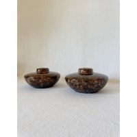 2Er Set Vintage Keramik Hellbraune Und Braune Öllampen, Bauernhaus Dekoration, Cottage Haus Ikebana Vase, Minimal Vasen 2Er Set Vintage Keramik Hellbraune Und Braune Öllampen, Bauernhaus Dekoration, Cottage Haus Ikebana Vase, Minimal Vasen von VinsarStudios