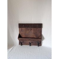 Antiker Rustikaler Briefkasten Schlüsselhalter, Handgefertigter Briefhalter, Handgemacht Aus Echtem Holz, Primitiv Dekorierter Distressed von VinsarStudios