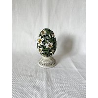 Ei Blumendekor Figur Lilienranke Oder Azalee Pflanze Blume Dekoratives Tischdekoration Stilvolle Regal Dekor Ostertischdekoration von VinsarStudios