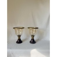 Hübscher Vintage-Metall - Und Geätzter Glas-Hurrikan-Kerzenhalter, Einzigartige Primitive Alte Verzierte Glaskerzenhalter, Glas-Mittelstück-Set Hübscher Vintage-Metall - Und Geätzter Glas-Hurrikan-Kerzenhalter, Einzigartige Primitive Alte Verzierte Glaskerzenhalter, Glas-Mittelstück-Set von VinsarStudios